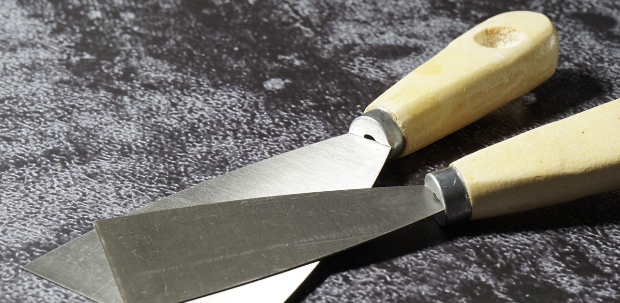 Wir bieten das komplette Sortiment an Werkzeugen, das für die Vorbereitung des Untergrunds, der Verarbeitung des jeweiligen Werkstoffs, der Grundierung und der Versiegelung der Oberfläche benötigt wird